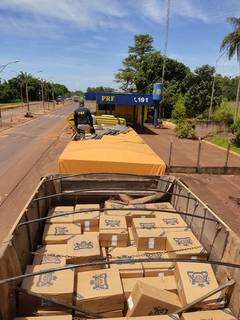 Motorista é detido com 375 mil maços de cigarros contrabandeados Motorista é detido com 375 mil maços de cigarros contrabandeados