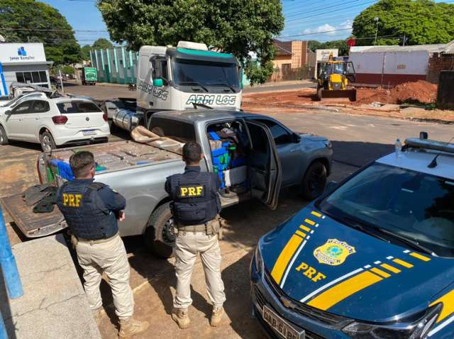 Hilux abandonada &eacute; apreendida com uma tonelada de maconha