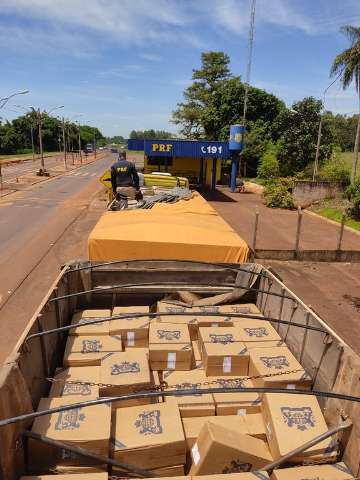 Motorista &eacute; detido com 375 mil ma&ccedil;os de cigarros contrabandeados