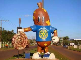 Estátua do símbolo da festa na entrada do município. (Foto:Divulgação/Prefeitura)