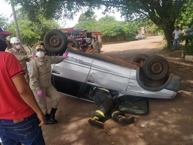 Sinaliza&ccedil;&atilde;o escondida causa acidente com capotamento na Vila Ipiranga