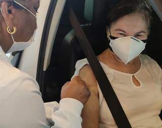Dia de vacina&ccedil;&atilde;o em Campo Grande tem m&atilde;e de prefeito e ex-governador 