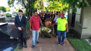 Familiares e amigos acompanham caixão com o corpo de Leo Veras, no dia 13 de fevereiro do ano passado (Foto: Arquivo)