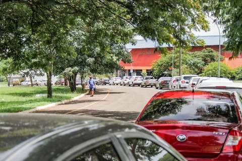 Fila gigante de carros n&atilde;o frustra al&iacute;vio em ser vacinado contra a covid