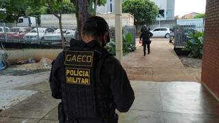 Agentes do Gaeco deixam delegacia em Dourados durante operação desta quinta-feira (Foto: Adilson Domingos)