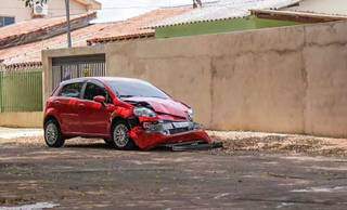 Sinaliza&ccedil;&atilde;o escondida causa acidente com capotamento na Vila Ipiranga