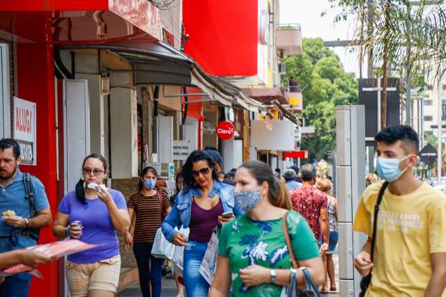 Prefeitura funciona e com&eacute;rcio abre durante todo o Carnaval