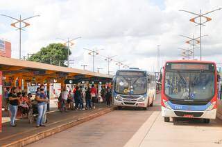 Terminal Morenão com movimentação de ônibus e passageiros. (Foto: Paulo Francis)
