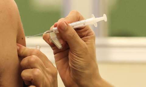 Fura-filas da vacina contra a Covid-19 poderão ser multados em mais de 88 mil