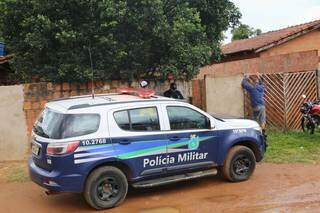Equipe da Polícia Militar foi acionada e faz buscas pelo suspeito, na região do Jardim Centro-Oeste (Foto: Paulo Francis)