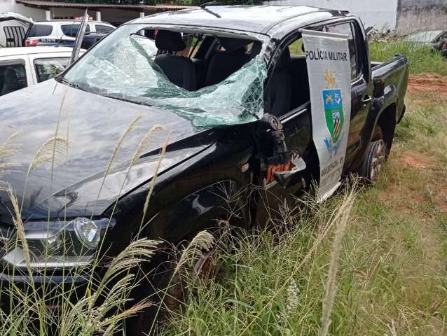 Dupla foge ap&oacute;s capotar caminhonete com 884 quilos de maconha 