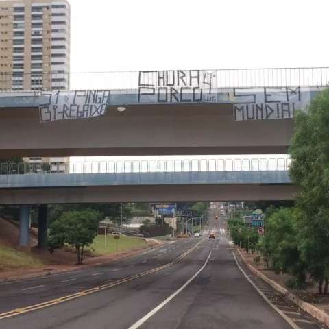 Depois do Mundial, rivais provocam palmeirenses com faixas em viaduto