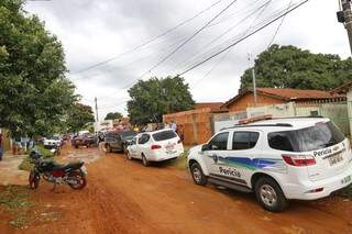 Movimentação de policias, perícia e curioso em frente à casa da vítima, onde aconteceu o crime (Foto: Paulo Francis)