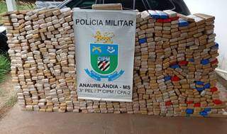 Dupla foge ap&oacute;s capotar caminhonete com 884 quilos de maconha 