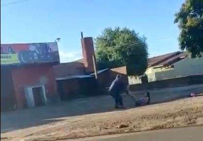 V&iacute;deo mostra mulher apanhando na rua e sem que ningu&eacute;m tente impedir 
