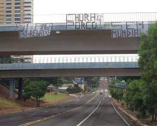 Depois do Mundial, rivais provocam palmeirenses com faixas em viaduto