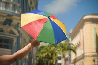 O guarda-chuva, símbolo do frevo pernambucano e uma das marcas do Carnaval brasileiro, este ano só via online (Foto: Reprodução/Alfeu Tavares)