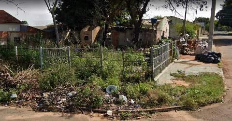 Lixo toma conta de terreno, enquanto casos de dengue crescem na Capital
