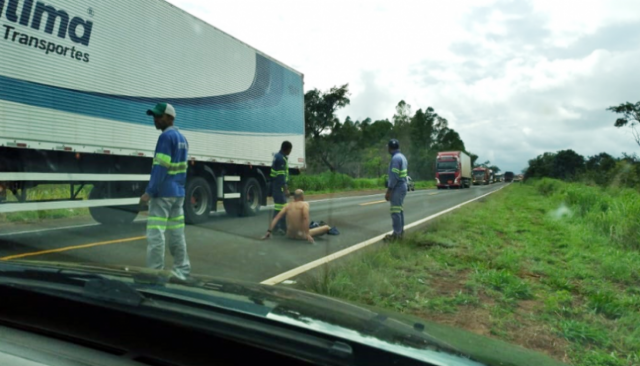 Em surto, motorista sai de carro, fica nu em rodovia e quase causa acidente 
