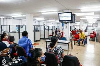 Trabalhadores aguardando atendimento na recepção da Funsat (Foto: arquivo / Campo Grande News)