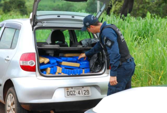 Mulher tenta atropelar policial e &eacute; presa com 246 quilos de drogas