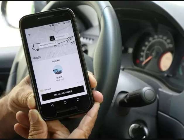 Levando dinheiro de cliente, prostituta foge de motel em carro de aplicativo