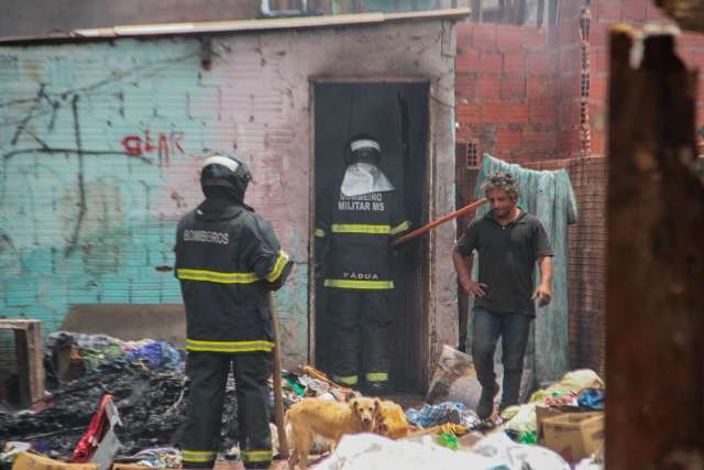 Em 10 minutos, fogo consome barraco e o pouco que casal juntou em 10 anos