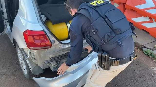 Tr&ecirc;s s&atilde;o presos com armas e muni&ccedil;&otilde;es dentro de para-choque de ve&iacute;culo