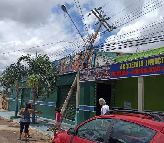 Retroescavadeira derruba tr&ecirc;s postes e deixa moradores do Guanandi sem energia