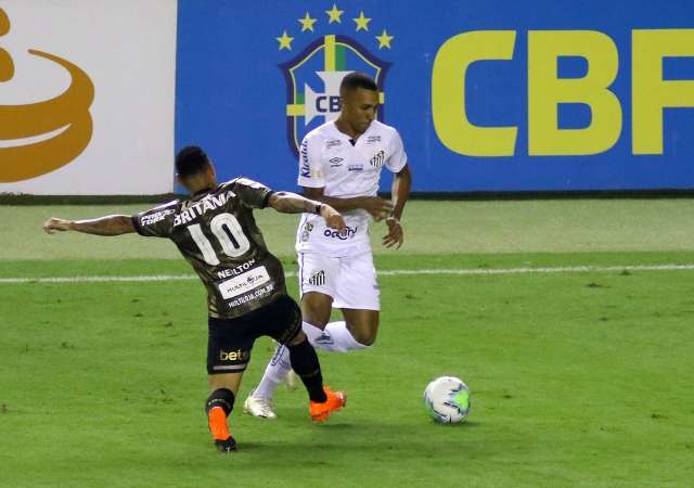 Santos volta a vencer no Brasileir&atilde;o, reage na tabela e rebaixa Coritiba