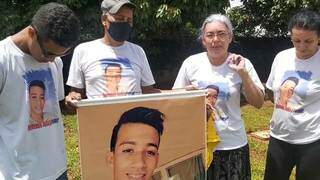 Família protesta no &#34;aniversário de morte&#34; de Wesner Moreira da Silva. (Foto: Reprodução)