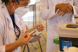 Profissional de saúde prepara vacina no Parque Ayrton Senna, em Campo Grande (Foto: Paulo Francis)