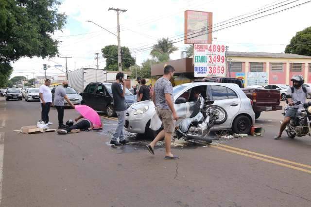 Motociclista é arremessado ao atingir veículo que fez conversão proibida