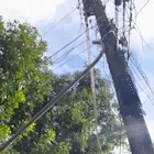 Haste de poste de energia envergado causa dor de cabeça para morador