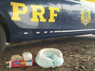 Homem é preso com lasanha e travesseiro recheados de cocaína na BR-262 Homem é preso com lasanha e travesseiro recheados de cocaína na BR-262