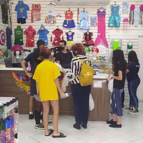 Sem bloco na rua, quem compra fantasia jura que Carnaval ser&aacute; em casa