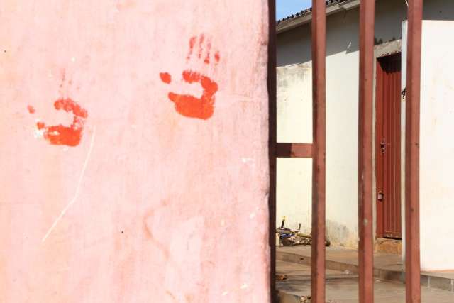 Vizinhos dizem que irm&atilde;os sozinhos por dias tentaram localizar m&atilde;e