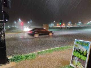 Chuva forte espantou quem estava na região da orla do aeroporto. (Foto: Jhefferson Gamarra)