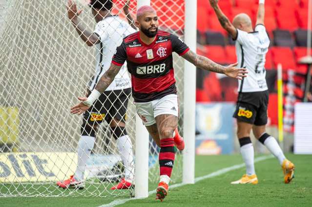 Flamengo vence em casa e segue na cola do Internacional na briga pelo t&iacute;tulo 