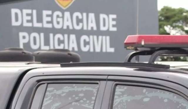 Beb&ecirc; &eacute; achado sujo de fezes, com fome e sede no ch&atilde;o de resid&ecirc;ncia