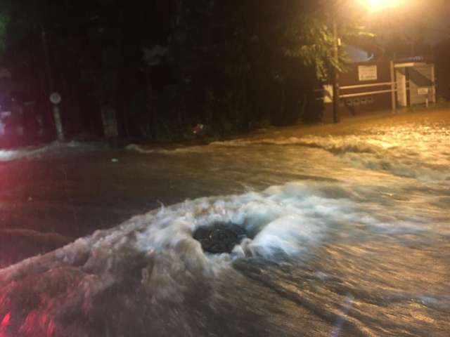 Previs&atilde;o acerta e pancada de chuva provoca alagamentos em Campo Grande