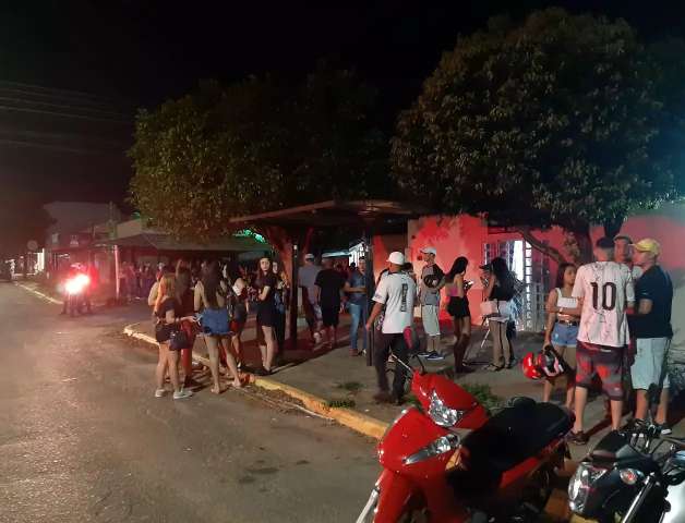Em dia de toler&acirc;ncia zero para aglomera&ccedil;&atilde;o, tabacaria &eacute; interditada