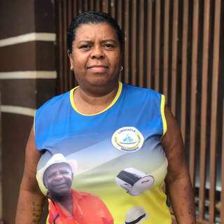 Deise Correia Lopes usando uma camiseta com a foto de Gilbertão, ex- presidente da escola de samba Cinderela. (Foto: Bruna Marques)