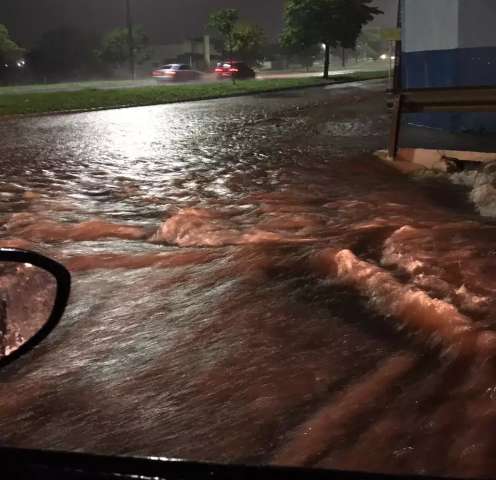 Em 1h de chuva, ruas viram rios, casas alagam e at&eacute; port&atilde;o &eacute; arrastado 