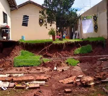 For&ccedil;a da chuva levou at&eacute; muro que dividia terrenos 