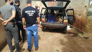 Policiais fazem perícia em Fiat Uno recuperado hoje em Dourados (Foto: Adilson Domingos)