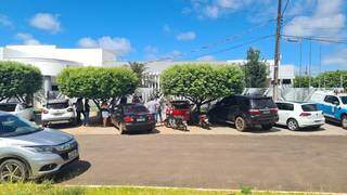 Mobilização em frente à Câmara Municipal de Coronel Sapucaia na manhã desta segunda-feira. (Foto: Direto das Ruas)