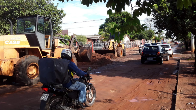 Prefeitura faz limpeza de ruas que ficaram intransit&aacute;veis depois de temporal 