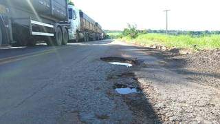 Caminhoneiros bloqueiam rodovia ap&oacute;s acidente que matou colega