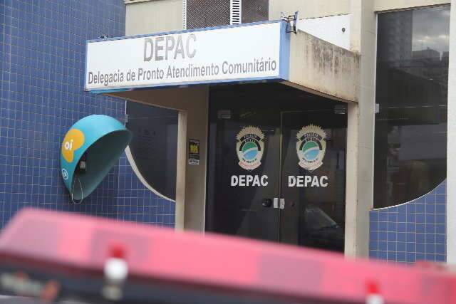 Ladr&otilde;es arrombam port&otilde;es, furtam fios e faculdade fica &agrave;s escuras  